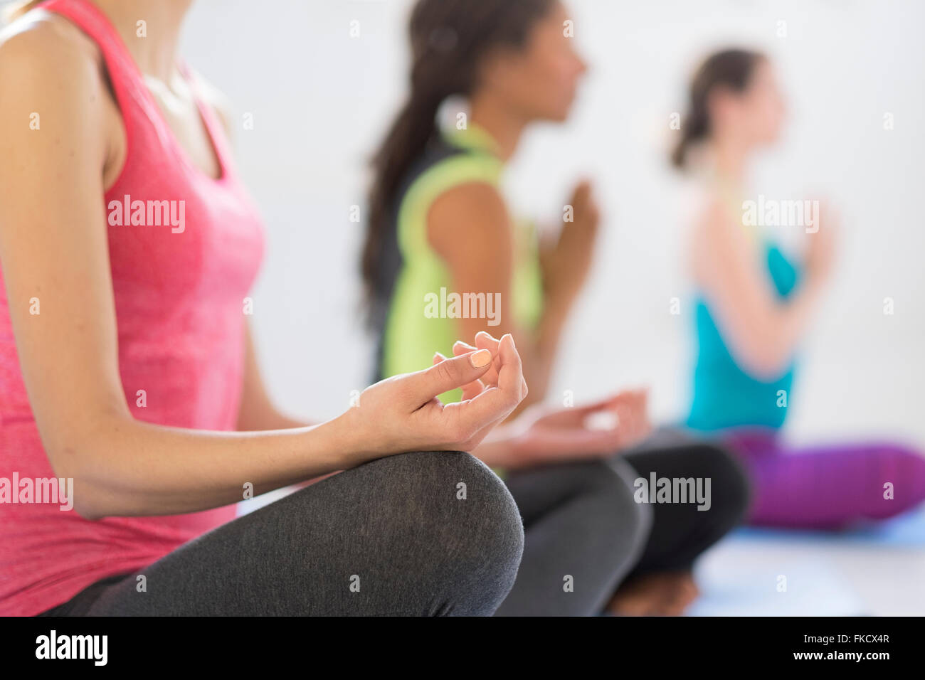 Las mujeres en posición de loto, meditando Foto de stock