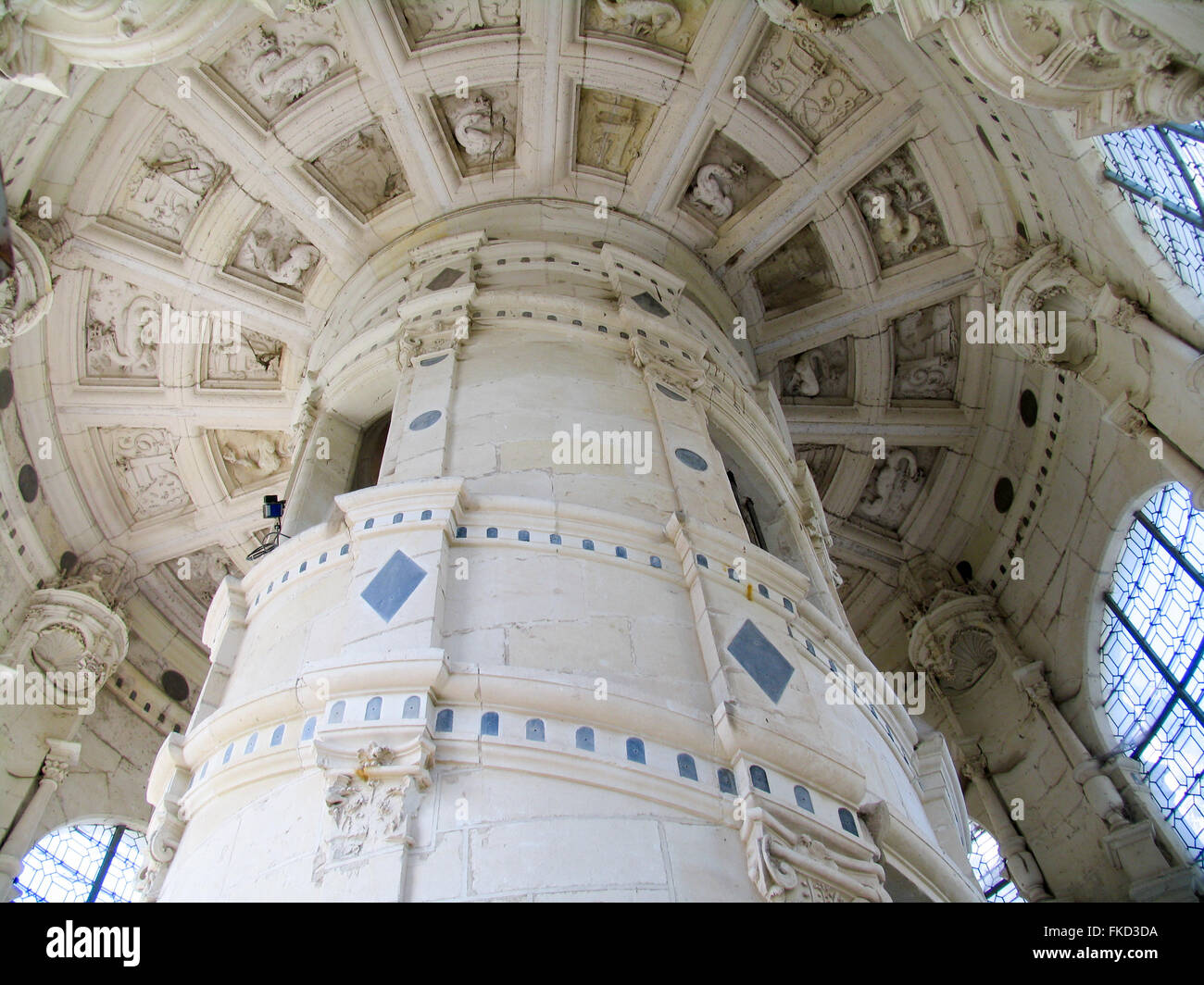 Columna central de mármol de la escalera de doble hélice de la molécula del château de Chambord. Foto de stock