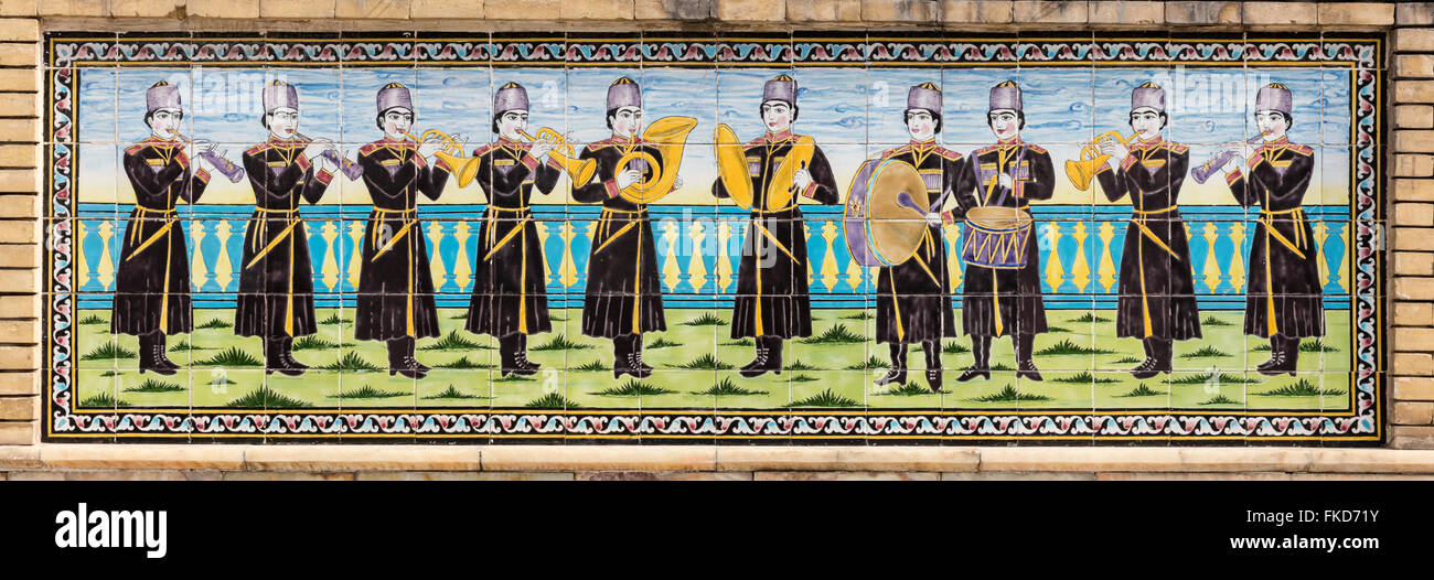Detalle de la época Qajar pintado azulejo decoración mostrando banda militar en Palacio Golestan, Teherán, Irán Foto de stock