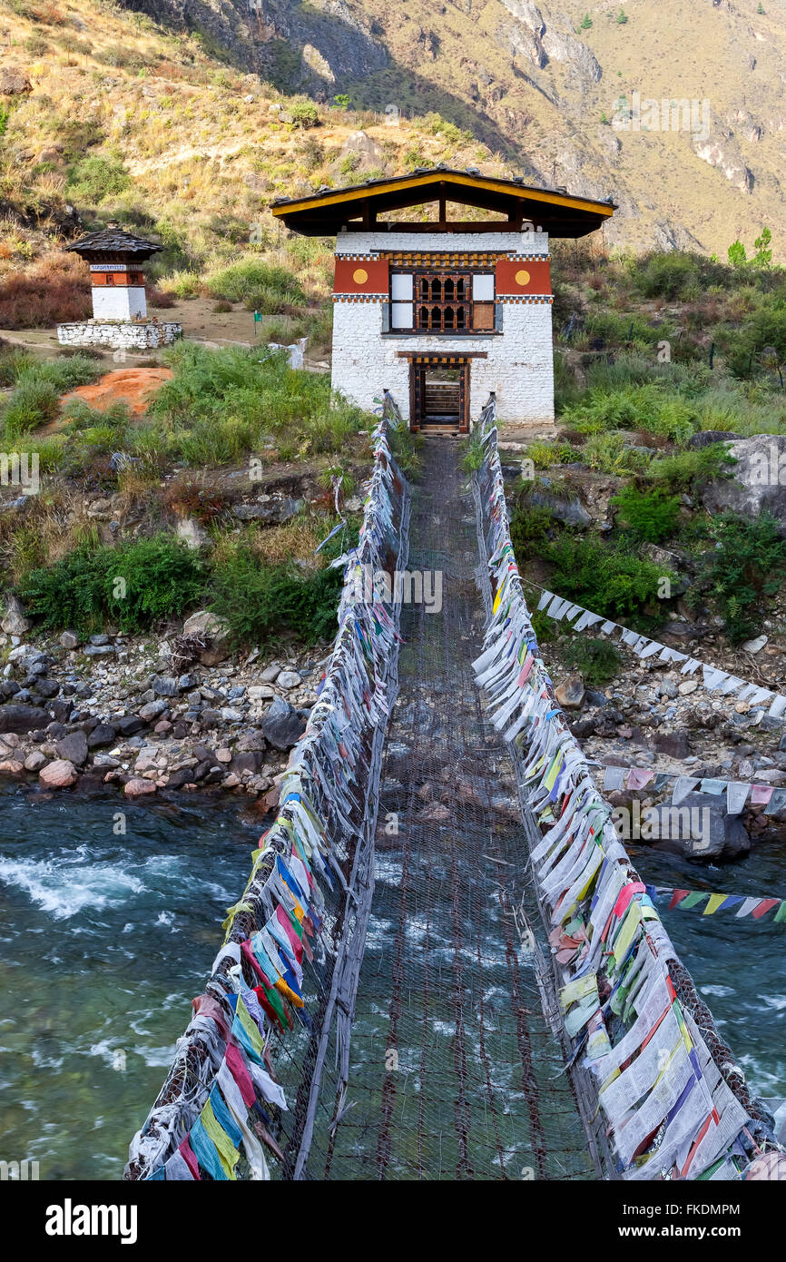 Cadena viejo puente sobre el río cerca de Thimphu a Bhután. Foto de stock