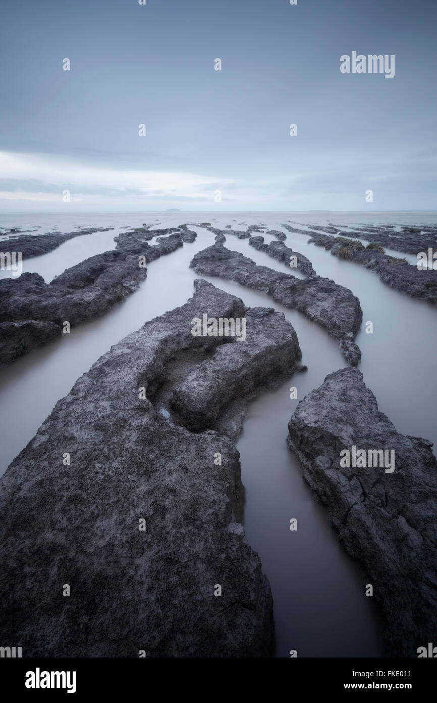 Las marismas de la bahía de arena. Semi sumergido a alta neap Tide. Somerset. En el Reino Unido. Foto de stock