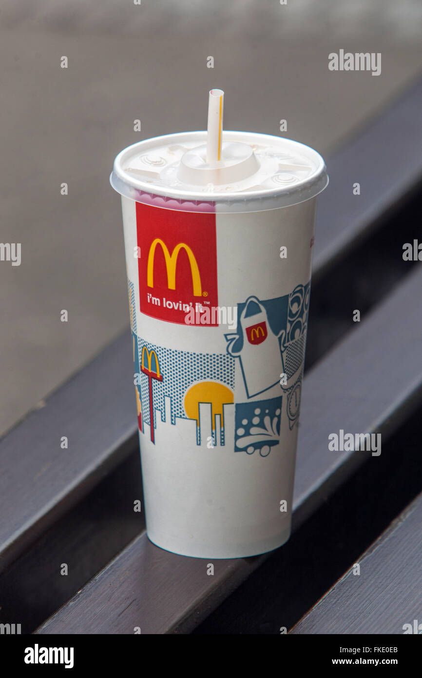 Copa McDonald's con paja en el banco Bebida McDonald's. Foto de stock