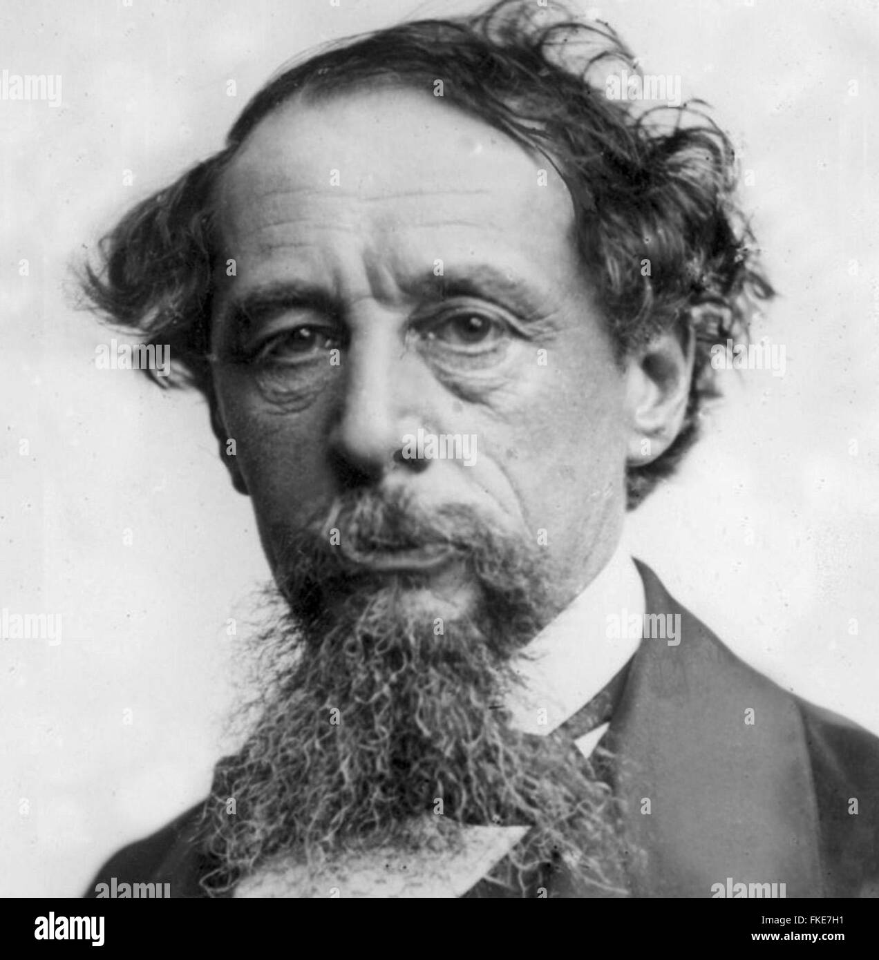 Charles John Huffam Dickens fue un escritor inglés y crítico social. Él creó algunos de los mejores del mundo de conocidos personajes de ficción y es considerado como el más grande novelista de la época victoriana, a partir de los archivos de Prensa - Servicio de retrato antiguo retrato de prensa mesa Foto de stock