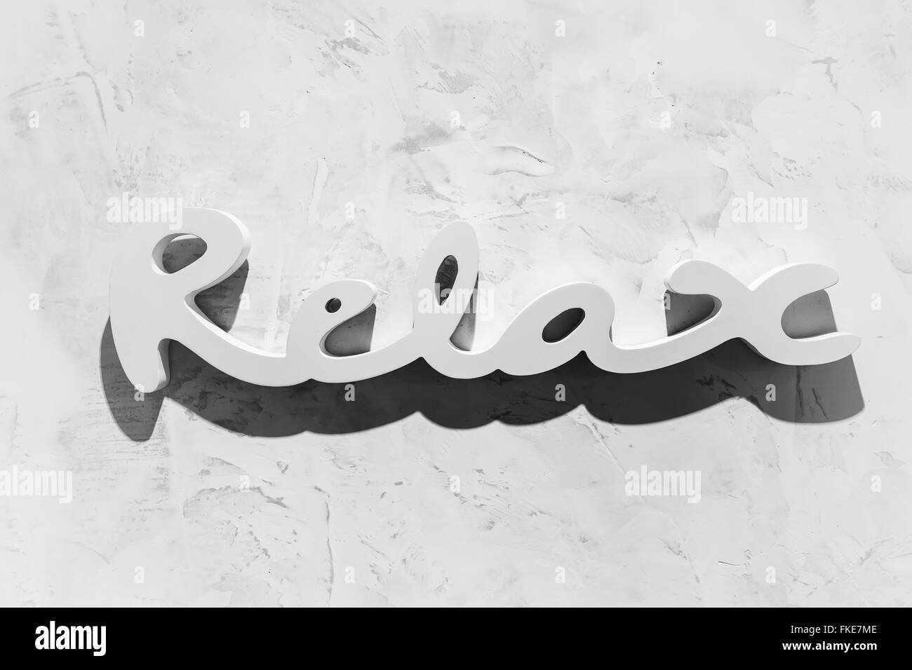 La palabra 'relax' escrito en tipografía de madera. Foto de stock
