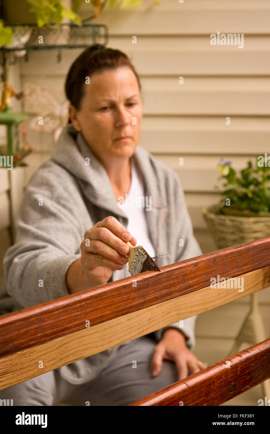 Mujer Refinishing Mueble Foto de stock