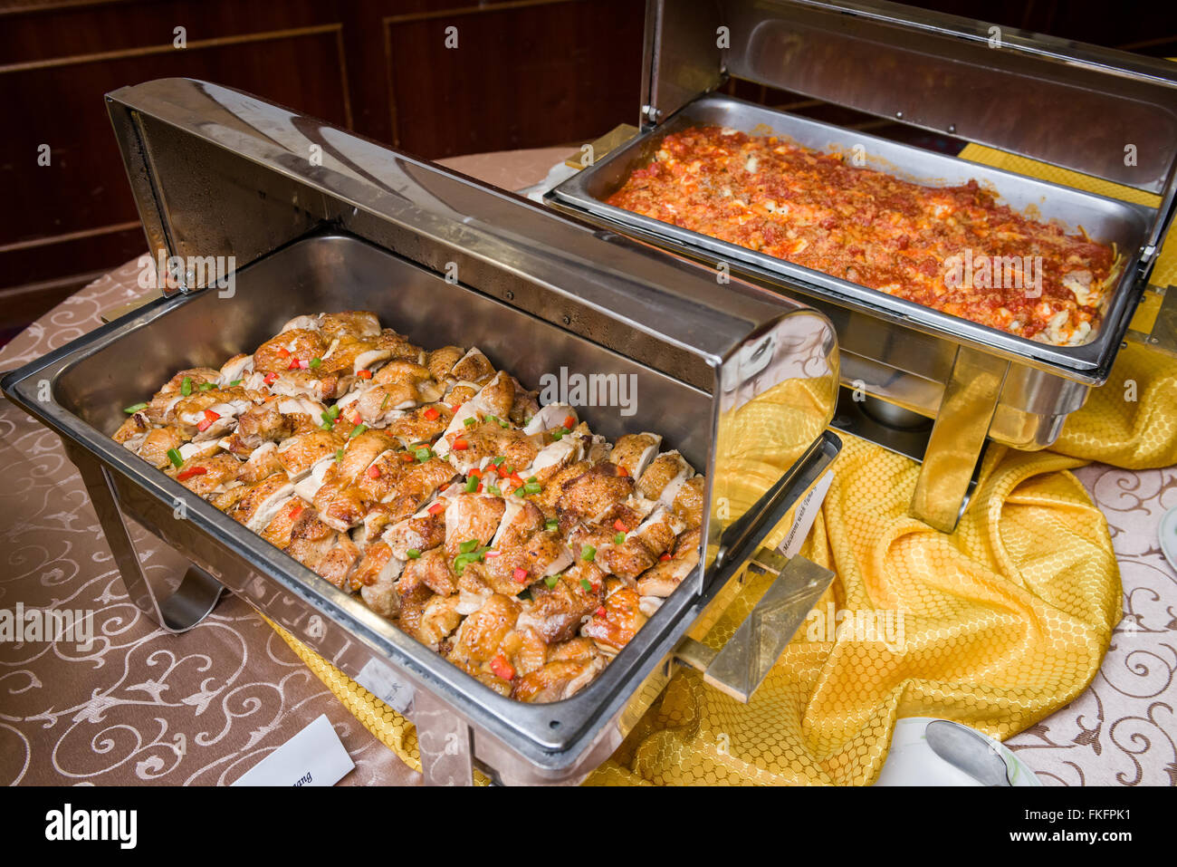 Buffet de estilo chino con pollo frito en foco Fotografía de stock - Alamy