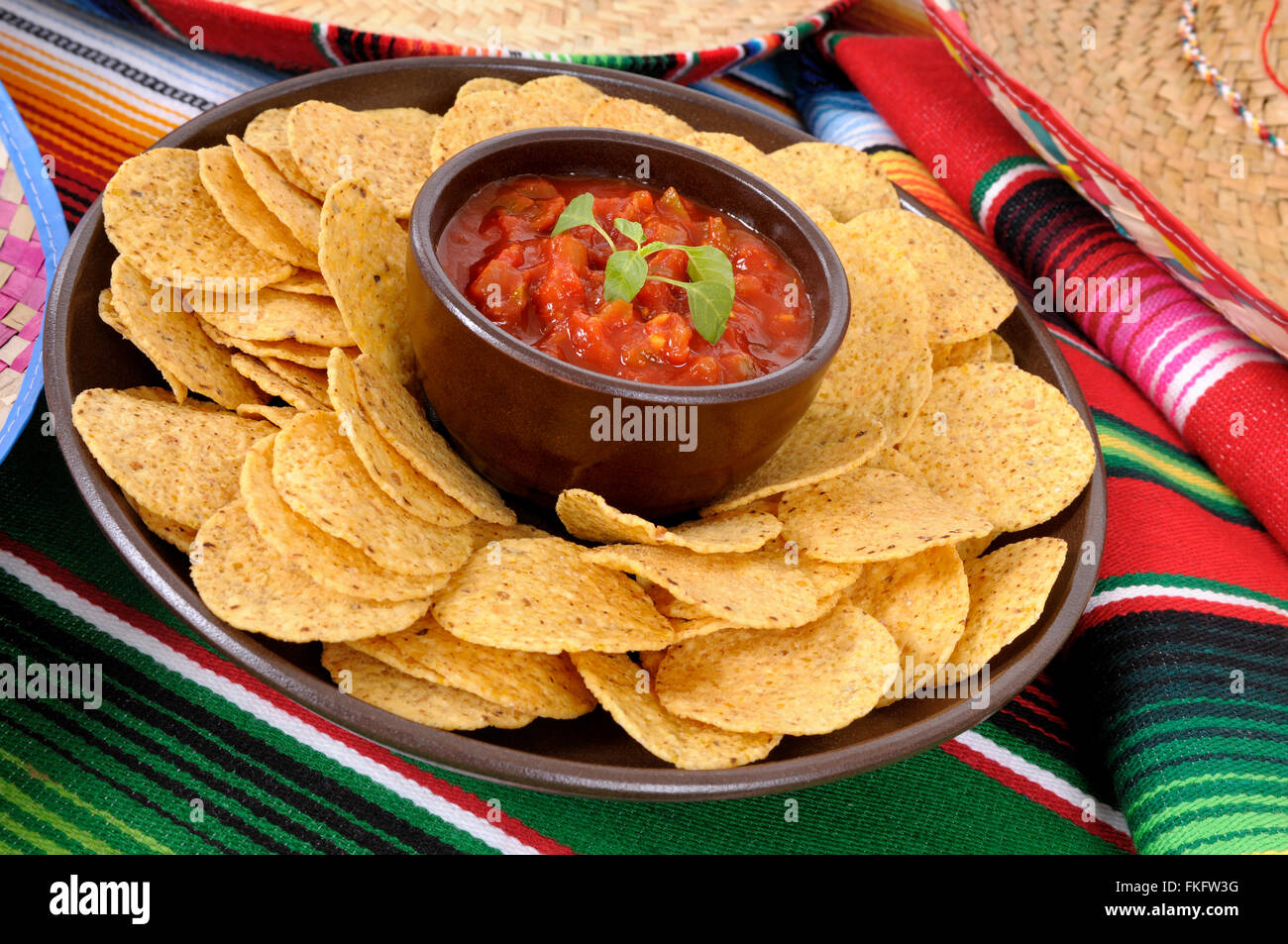 Sombreros mexicanos y tradicionales mantas serape con salsa y dip tortilla  chips Fotografía de stock - Alamy