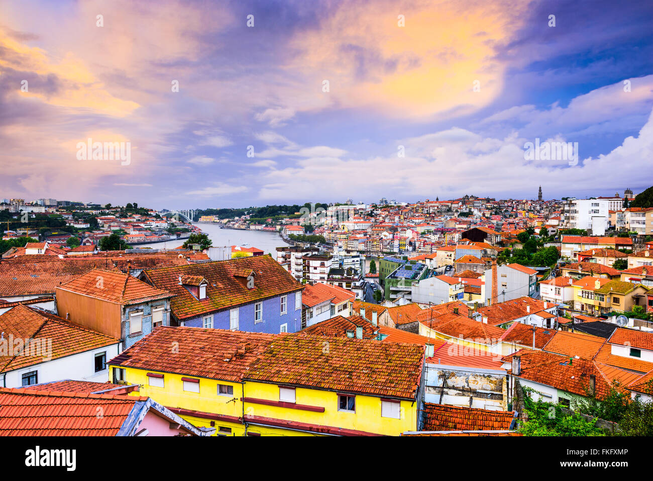 Vila Nova de Gaia, Portugal ciudad vieja skyline hacia Porto. Foto de stock