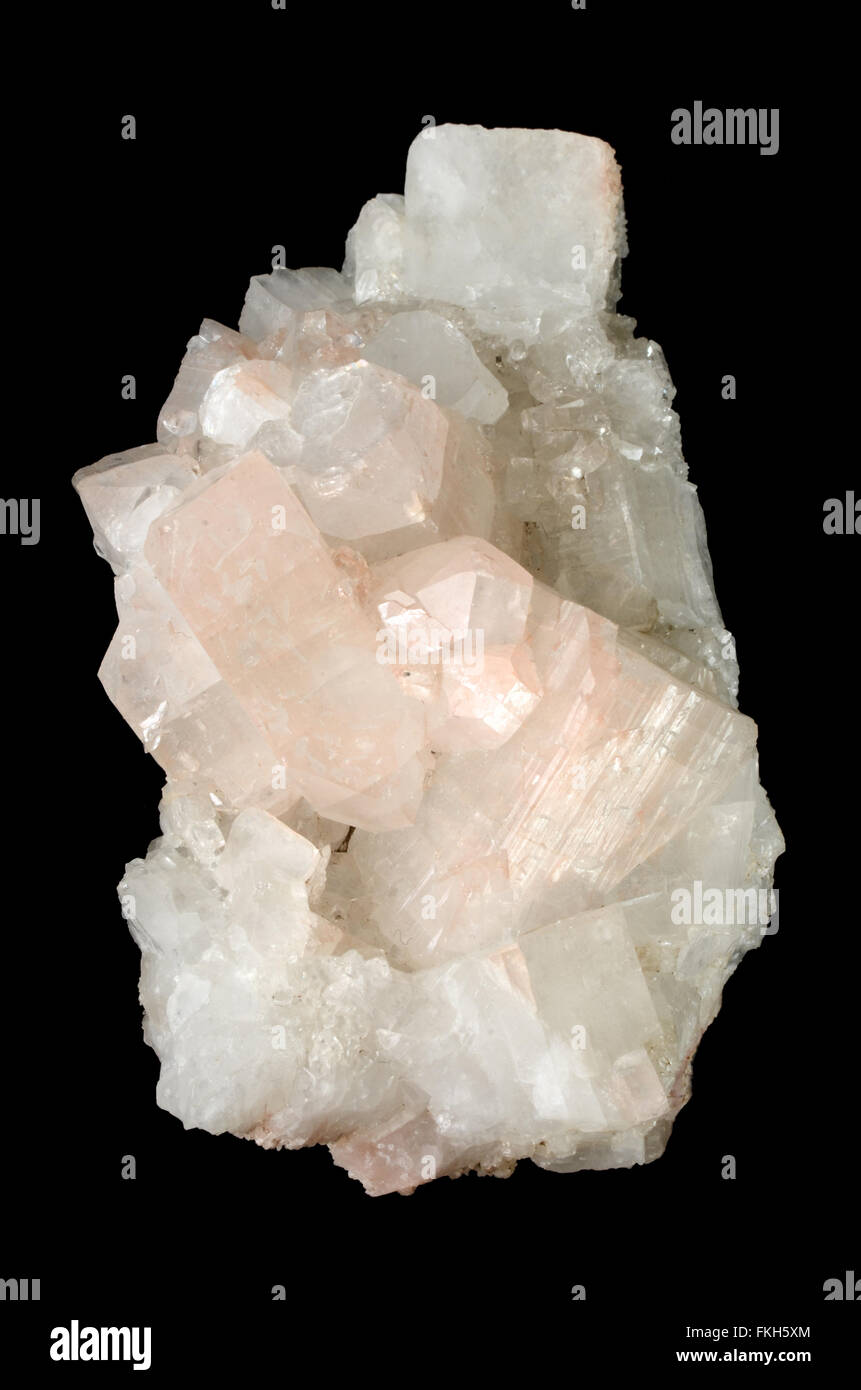 Apophyllite cristal mineral, aislado sobre fondo negro Foto de stock