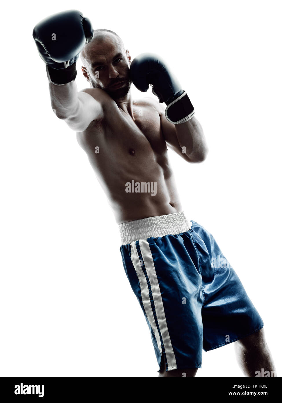 muay thai, hombre asiático ejerciendo boxeo tailandés aislado de fondo  blanco 6781479 Foto de stock en Vecteezy