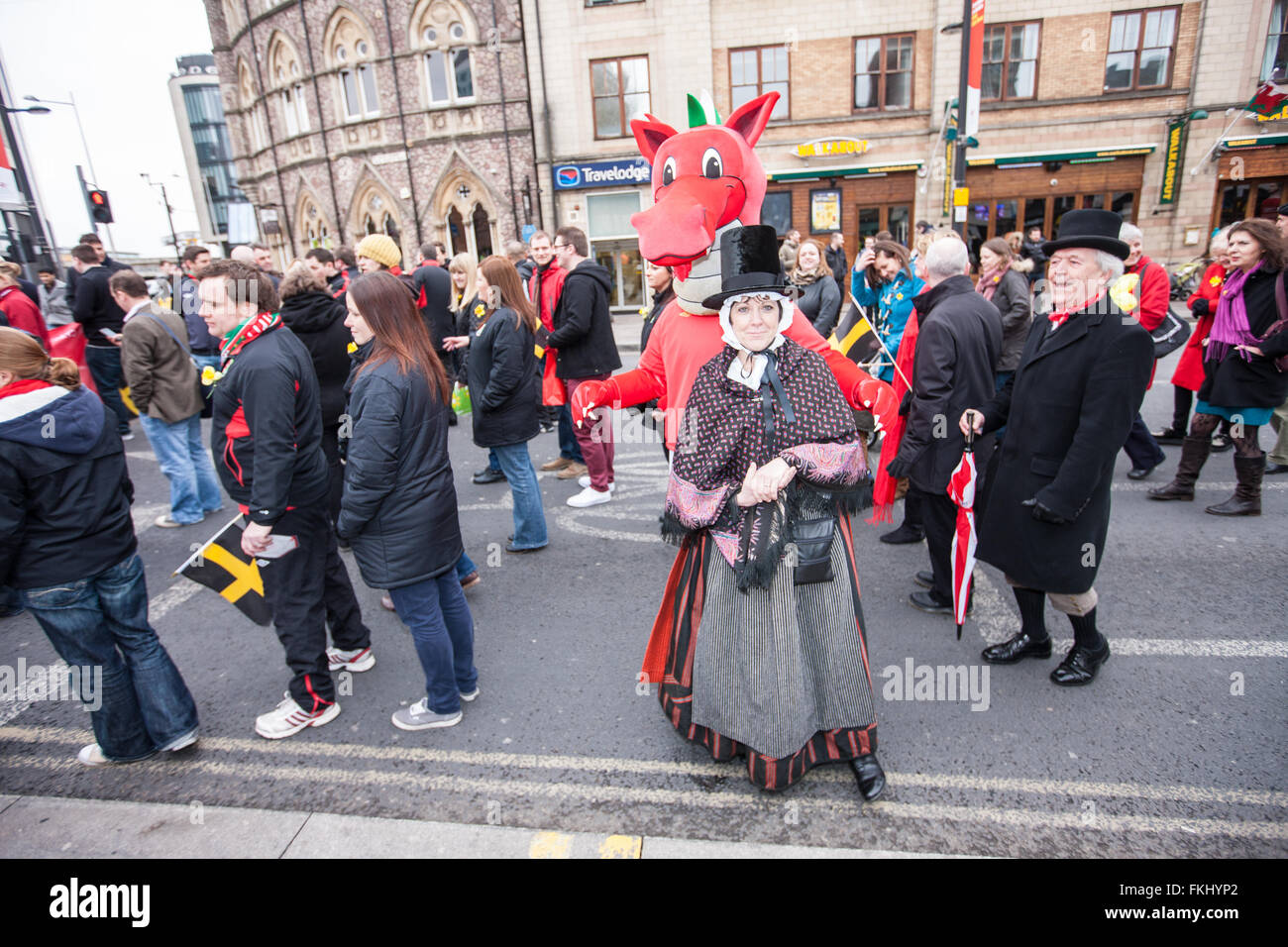 Dragón Rojo y trajes nacionales en St David's Day Parade, Cardiff, Gales,  Reino Unido Fotografía de stock - Alamy
