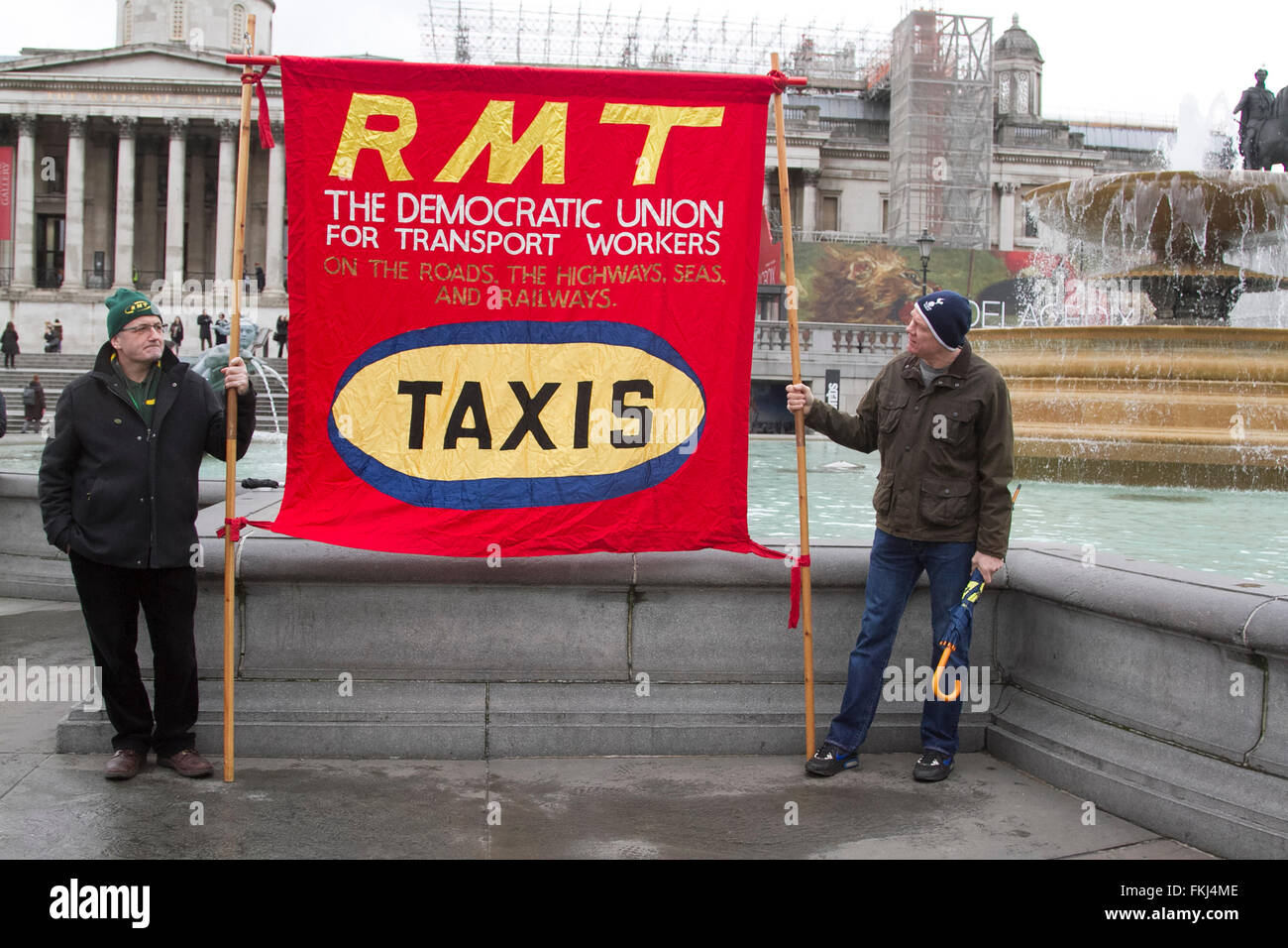 Westminster Londres,Reino Unido. 9 de marzo de 2016. Los taxistas de Londres rally en Trafalgar Square contra Uber controladores y Transporte de Londres. Crédito: amer ghazzal/Alamy Live News Foto de stock