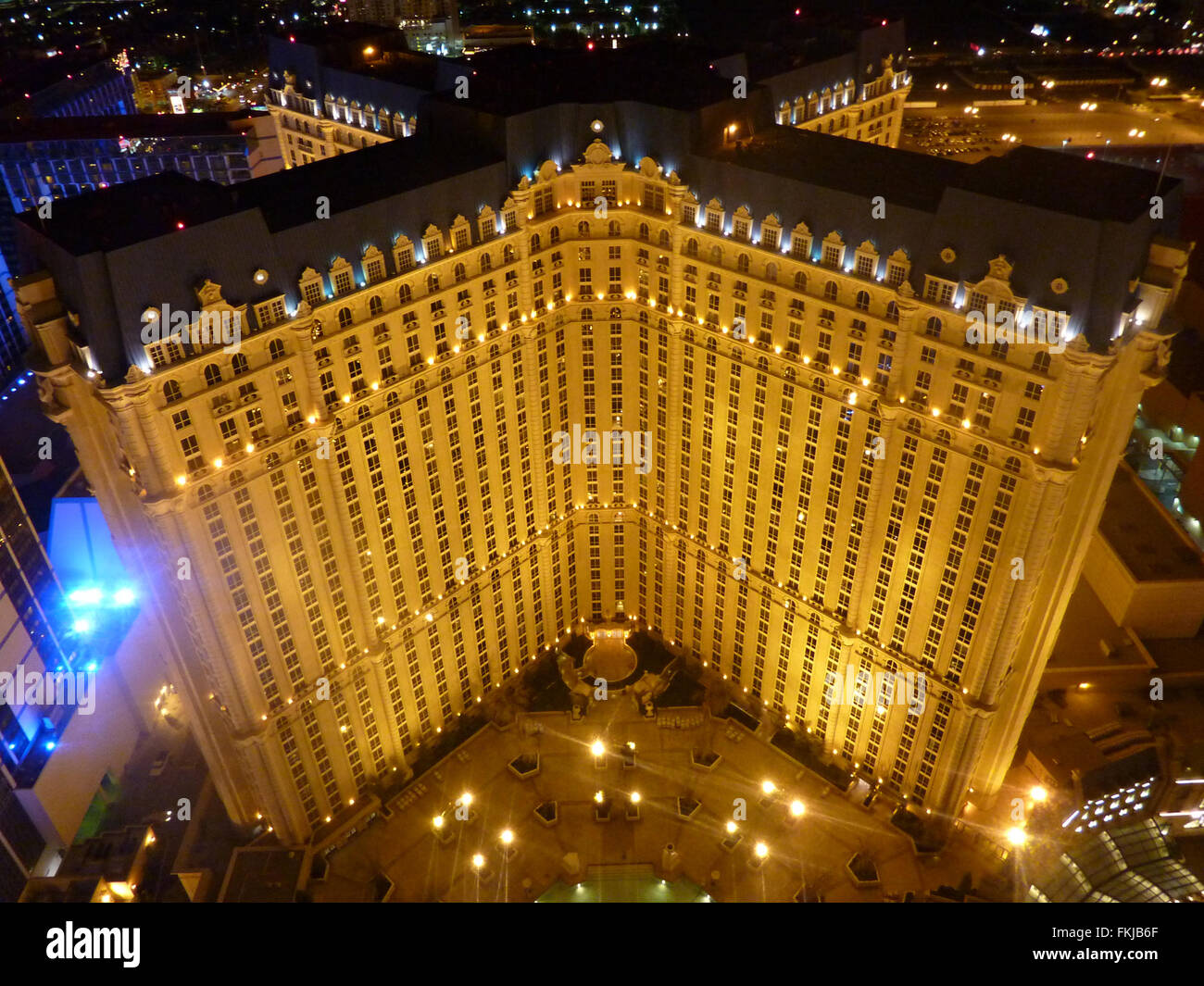 Paris Las Vegas Hotel and Casino en la noche , Strip de Las Vegas, Nevada,  USA, ambientado en estilo parisiense, 33 plantas de altura y lujosas  habitaciones Fotografía de stock - Alamy