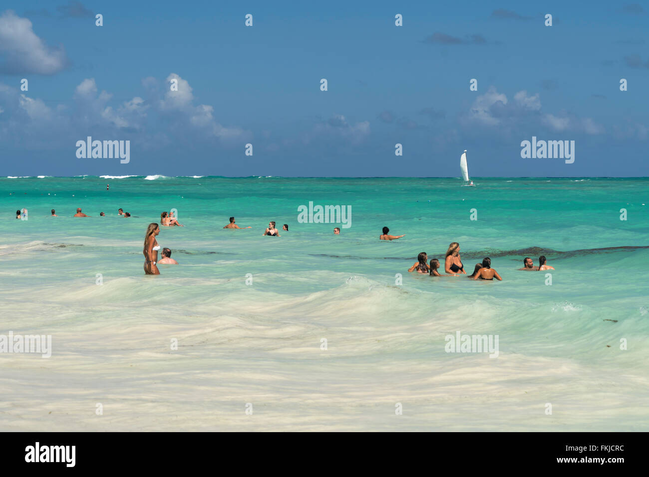 Los turistas bañarse en el océano, Playa Bávaro, Punta Cana, República Dominicana, El Caribe, América, Foto de stock