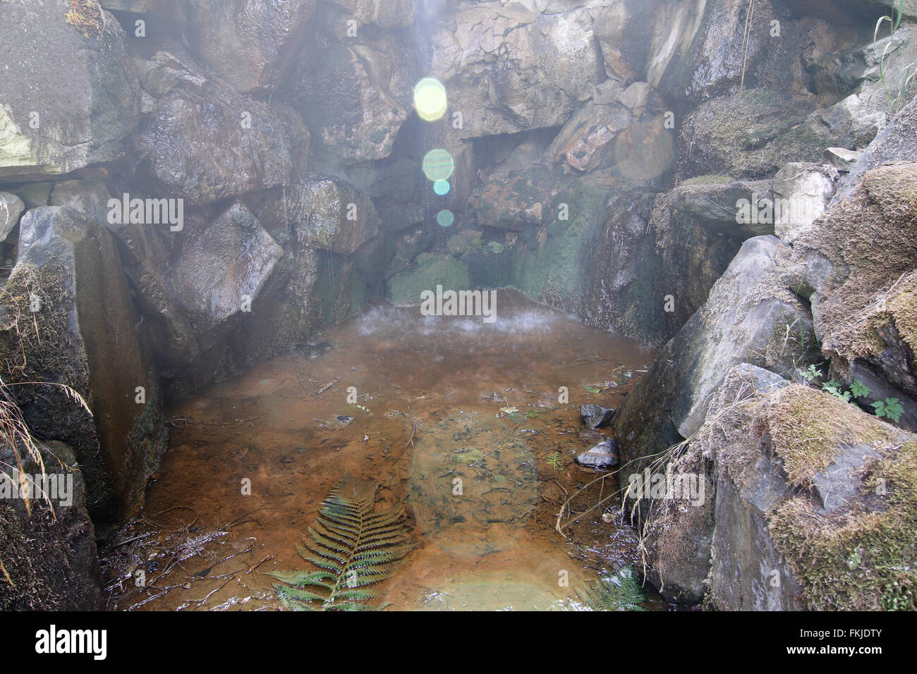 Mattoni cascada - cascada artificial con agua mineral. Foto de stock