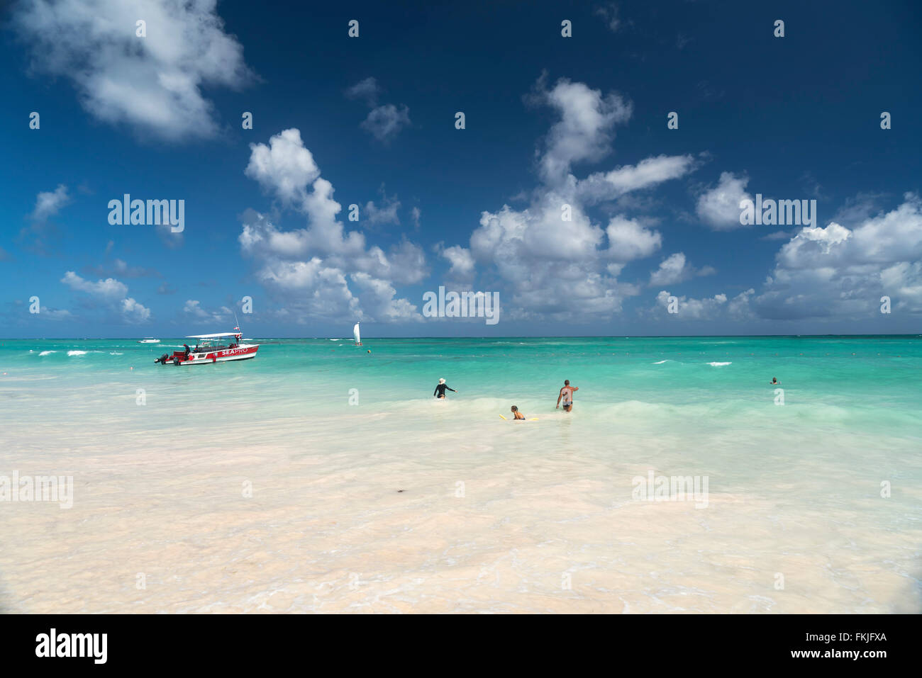 Los turistas bañarse en el océano, Playa Bávaro, Punta Cana, República Dominicana, El Caribe, América, Foto de stock