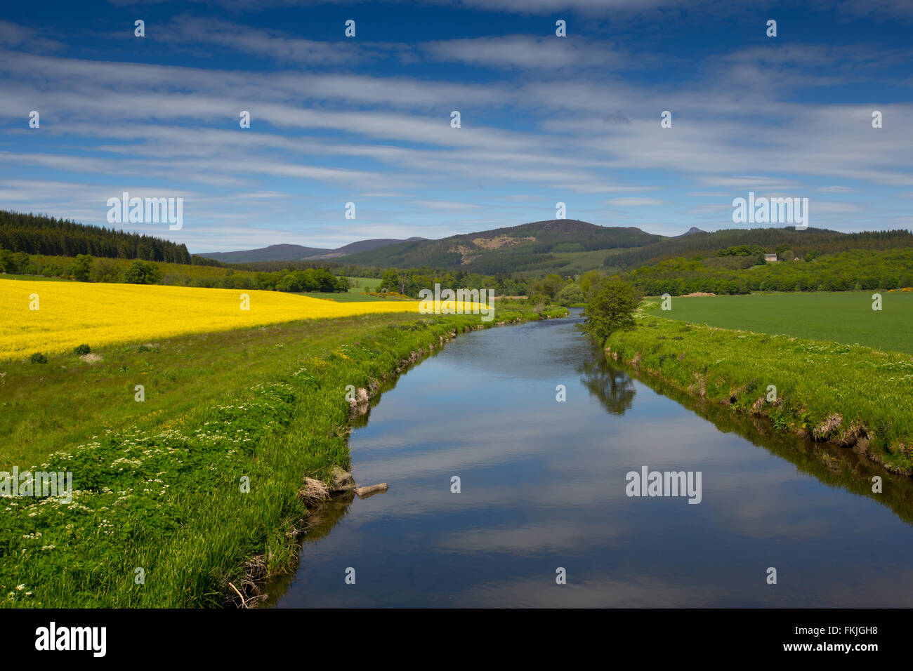 El Río Don en la zona rural de Aberdeenshire, Escocia, Reino Unido, con tierras de labranza y colinas en el fondo Foto de stock