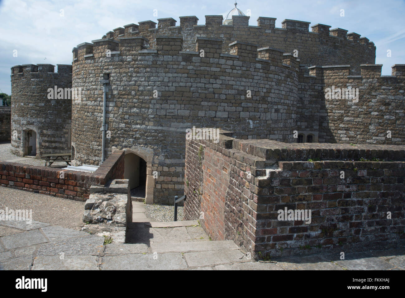Una vista de Deal Castle, un día soleado en la artillería costera fort. Foto de stock