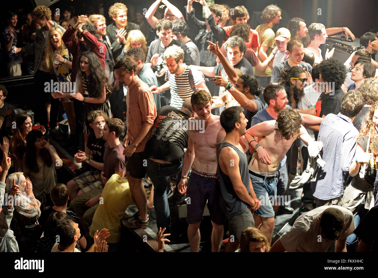 BARCELONA - 30 de mayo: Audiencia ver un concierto en el Heineken Festival Primavera Sound 2014 (PS14). Foto de stock