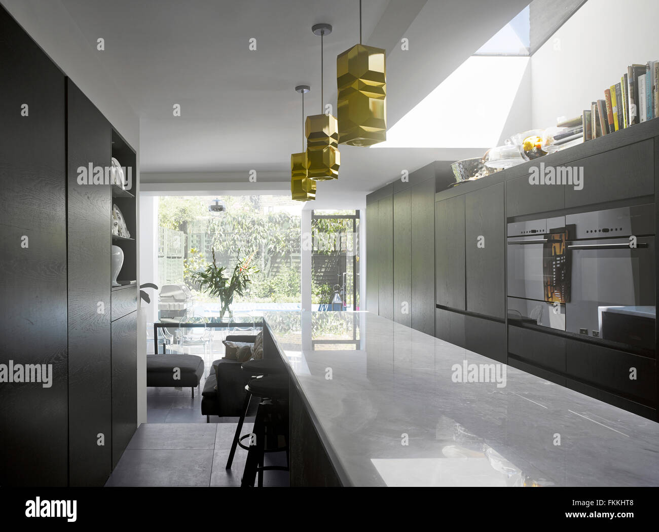 Una vista de una cocina de planta abierta en una casa moderna, una nueva build. Foto de stock