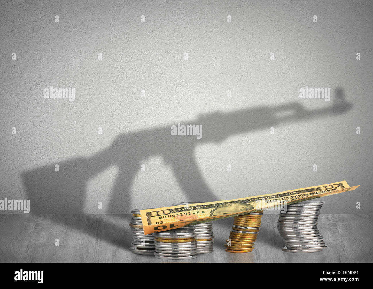 Concepto de financiación del terrorismo, el dinero con arma sombra Foto de stock