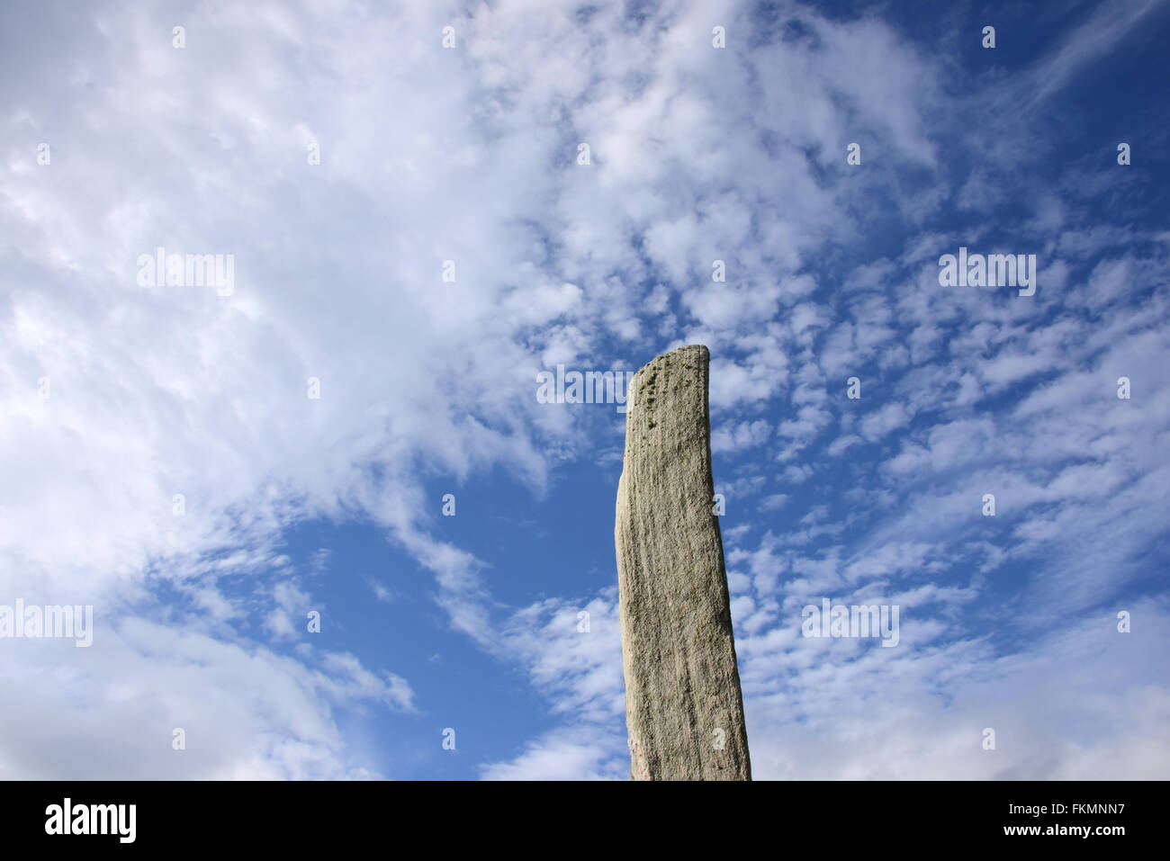 Detalle del monolito en el Callanish Stone Circle permanente con un interesante el cielo, la isla de Lewis, Escocia Foto de stock
