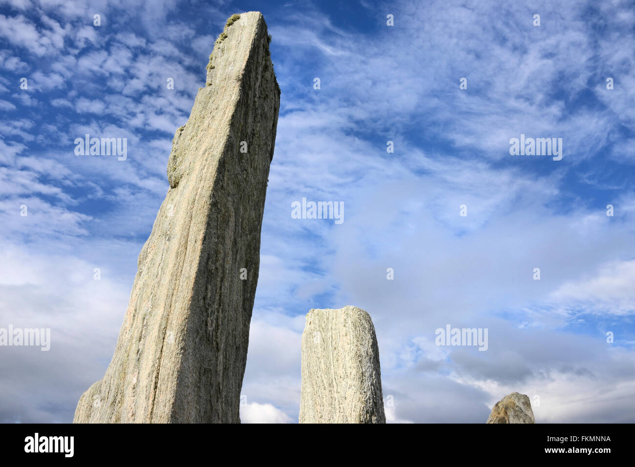 Detalle del monolito en el Callanish Stone Circle permanente con un interesante el cielo, la isla de Lewis, Escocia Foto de stock
