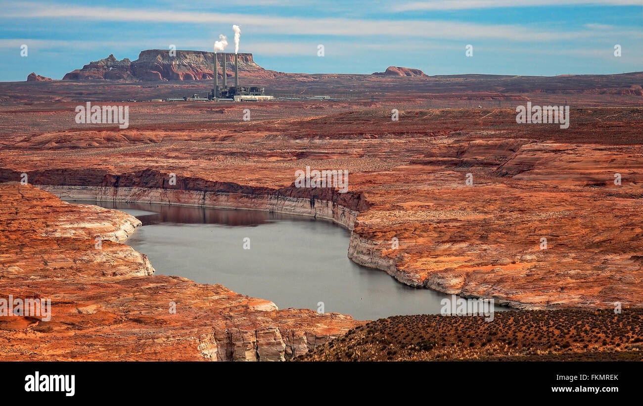 Una vista del lago Powell, con la estación generadora Navajo en la distancia Foto de stock