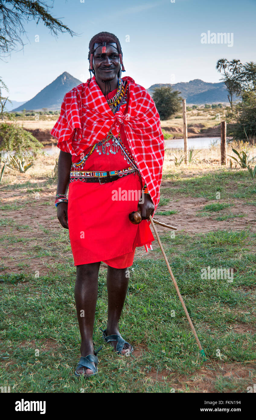 Guerrero masai en traje tradicional con arma Rungu, Parque Nacional de Samburu, Kenia, África Oriental Foto de stock