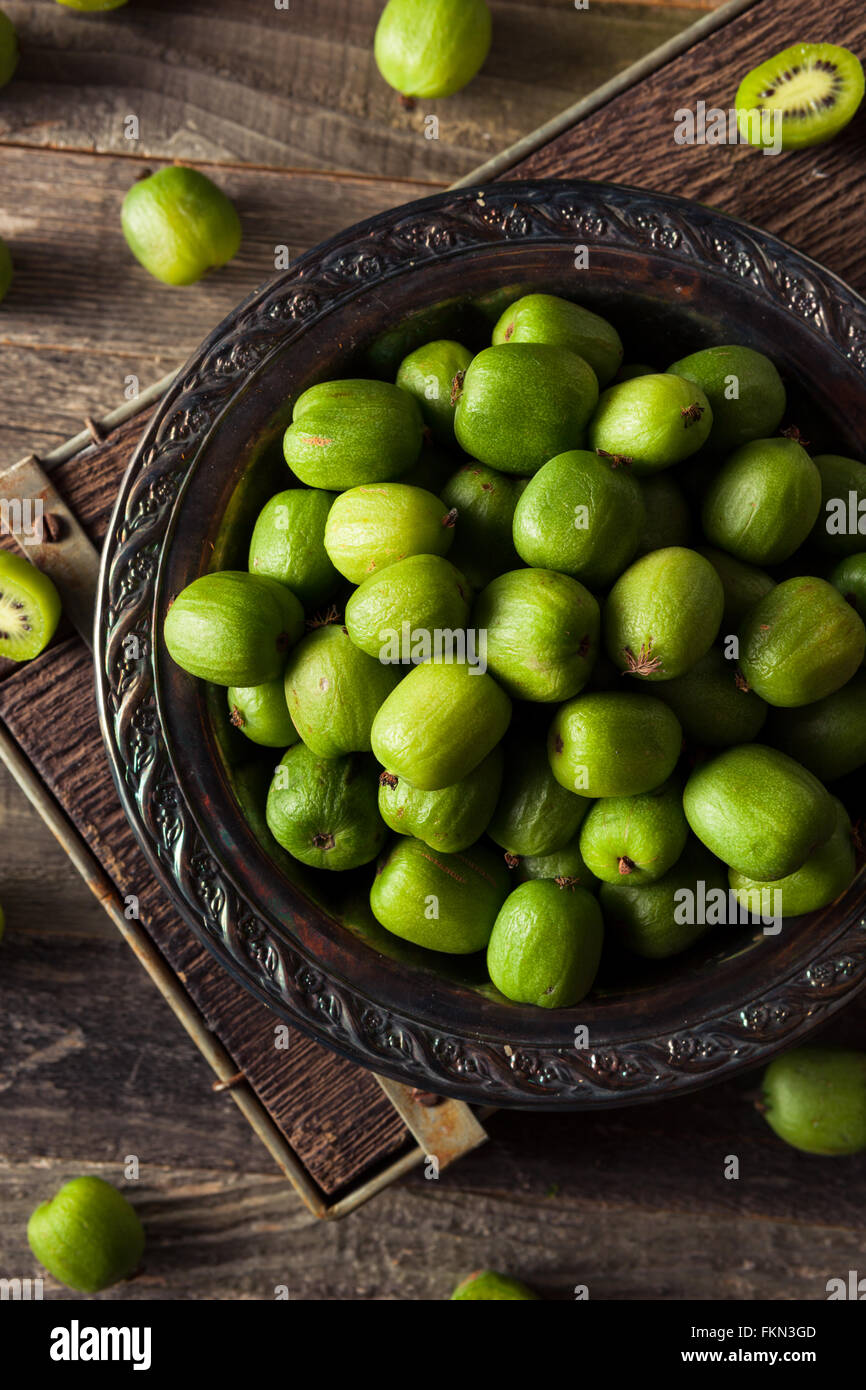 Verde Kiwi orgánico bayas en un tazón Foto de stock