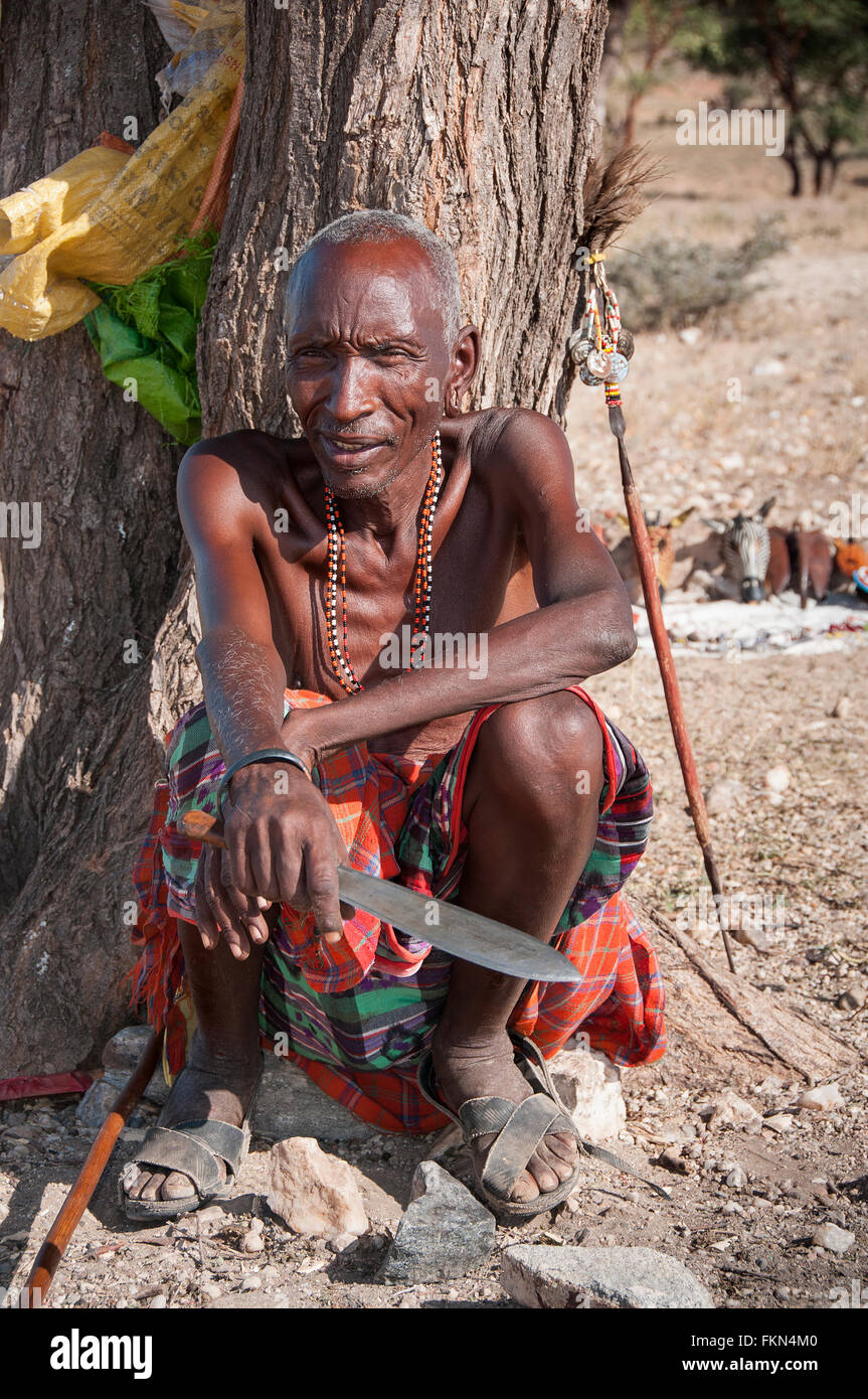 Guerrero Samburu con una panga espada corta tradicional, Reserva Nacional de Samburu, Kenia, África Oriental Foto de stock