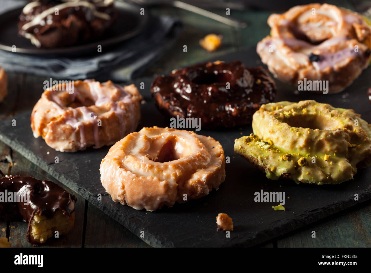 Old Fashioned donuts caseros con chocolate y glaseado Foto de stock