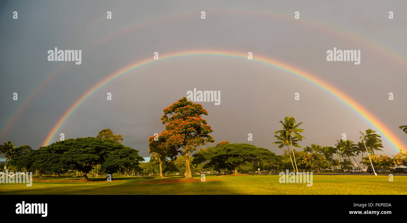 Doble arco iris sobre el parque y jardines Liliuokalani gardens en Hilo, Hawai, Estados Unidos. Foto de stock