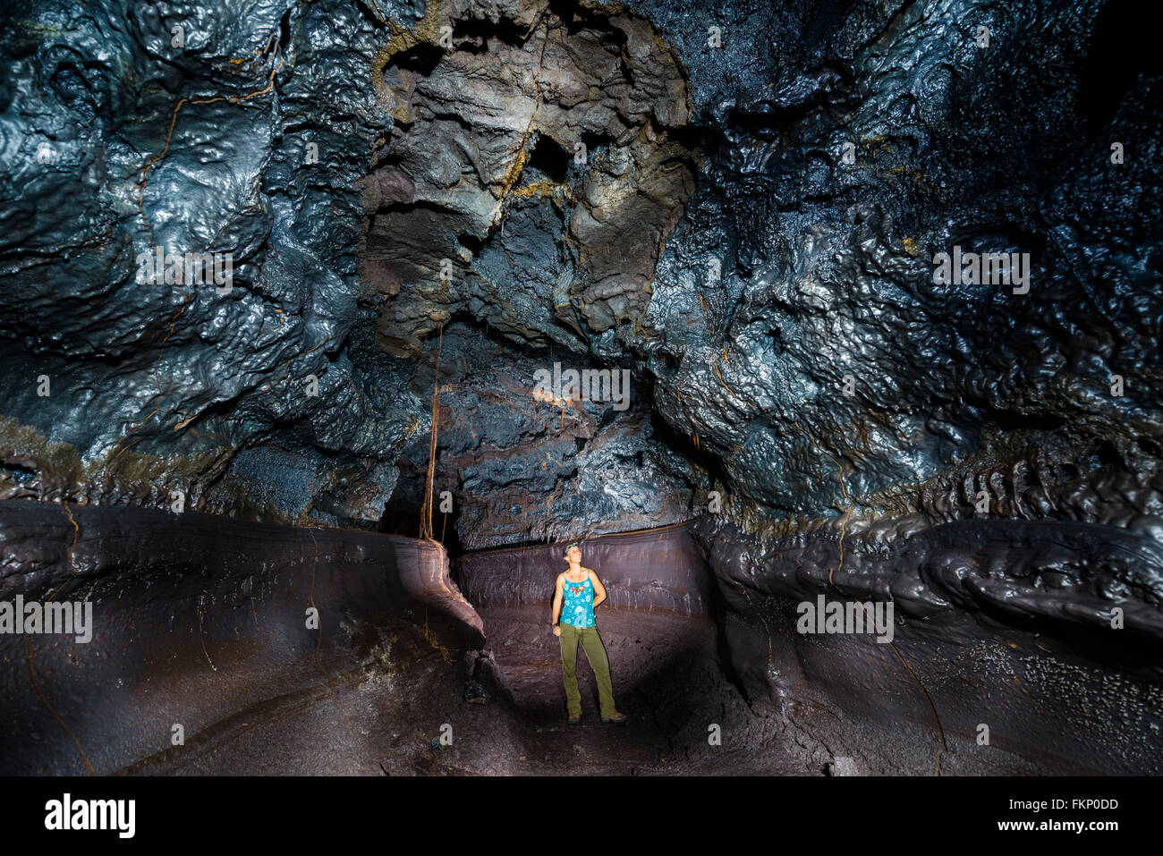 Cuantos Kilometros Hay En Una Milla El punto culminante de nuestro viaje, lo totalmente prístino Emesine tubos  de lava de la cueva, una caminata de 1 milla de distancia, en la Isla  Grande de Hawai Fotografía de stock -