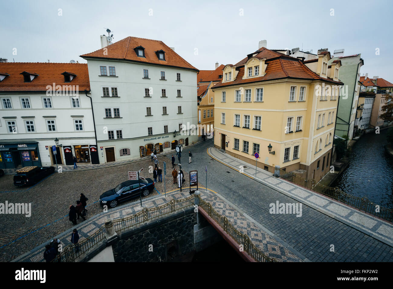 Vista de los edificios a lo largo de Certovka, en Praga, República Checa. Foto de stock
