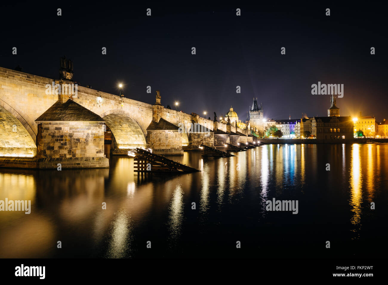 El río Vltava y el Puente de Carlos en la noche, en Praga, República Checa. Foto de stock