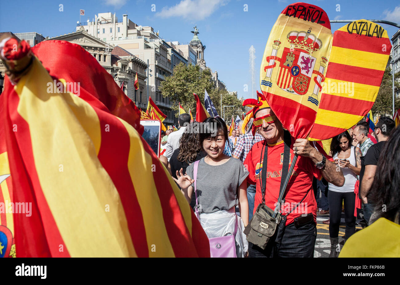 Manifestantes anti independentista catalán llevar banderas española y catalana de banderas durante una manifestación por la unidad de España en la Foto de stock