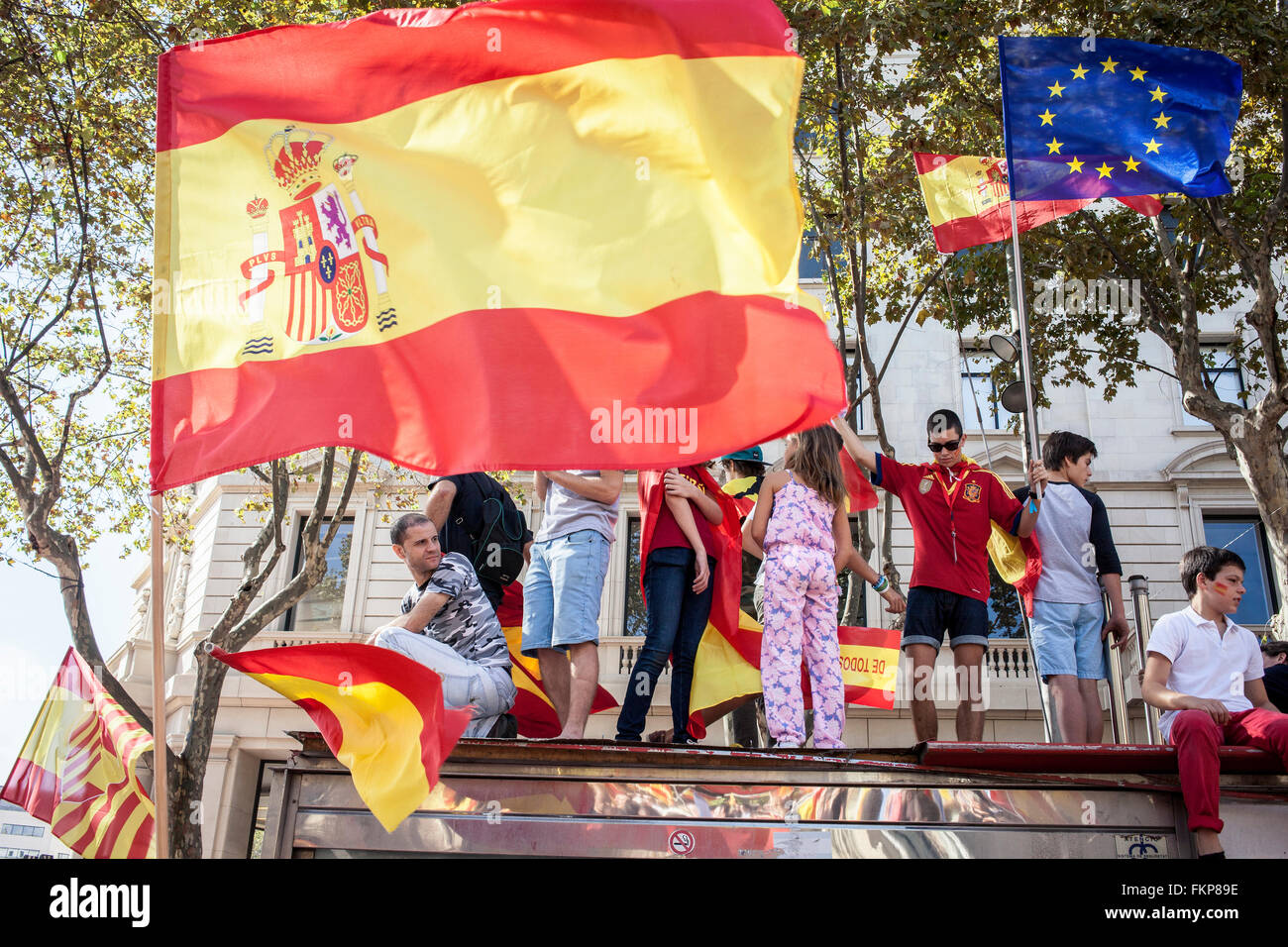 Manifestantes anti independentista catalán llevar banderas españolas durante una manifestación por la unidad de España, con ocasión de la Sp Foto de stock