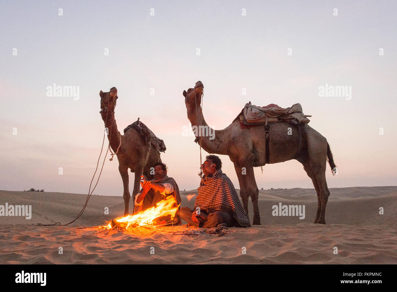 Comerciante de camellos en el desierto de Thar durante el amanecer. Situada en el desierto de Thar Jaisalmer, Rajastán, Foto de stock