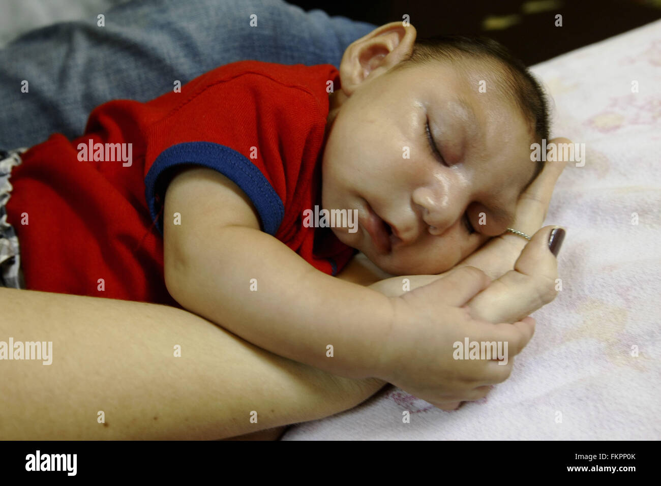 Río de Janeiro, Brasil. 9 Mar, 2016. Luiz Philipe, quien nació con microcefalia, duerme en su casa en Marica, estado de Río de Janeiro, Brasil, el 9 de marzo de 2016. Brasil adoptará la Organización Mundial de la Salud (OMS) las normas de la próxima semana para determinar si un bebé tiene microcefalia, el Ministerio de Salud de Brasil, dijo el miércoles. © Estefan Radovicz/Agencia o Dia/AGENCIA ESTADO/Xinhua/Alamy Live News Foto de stock