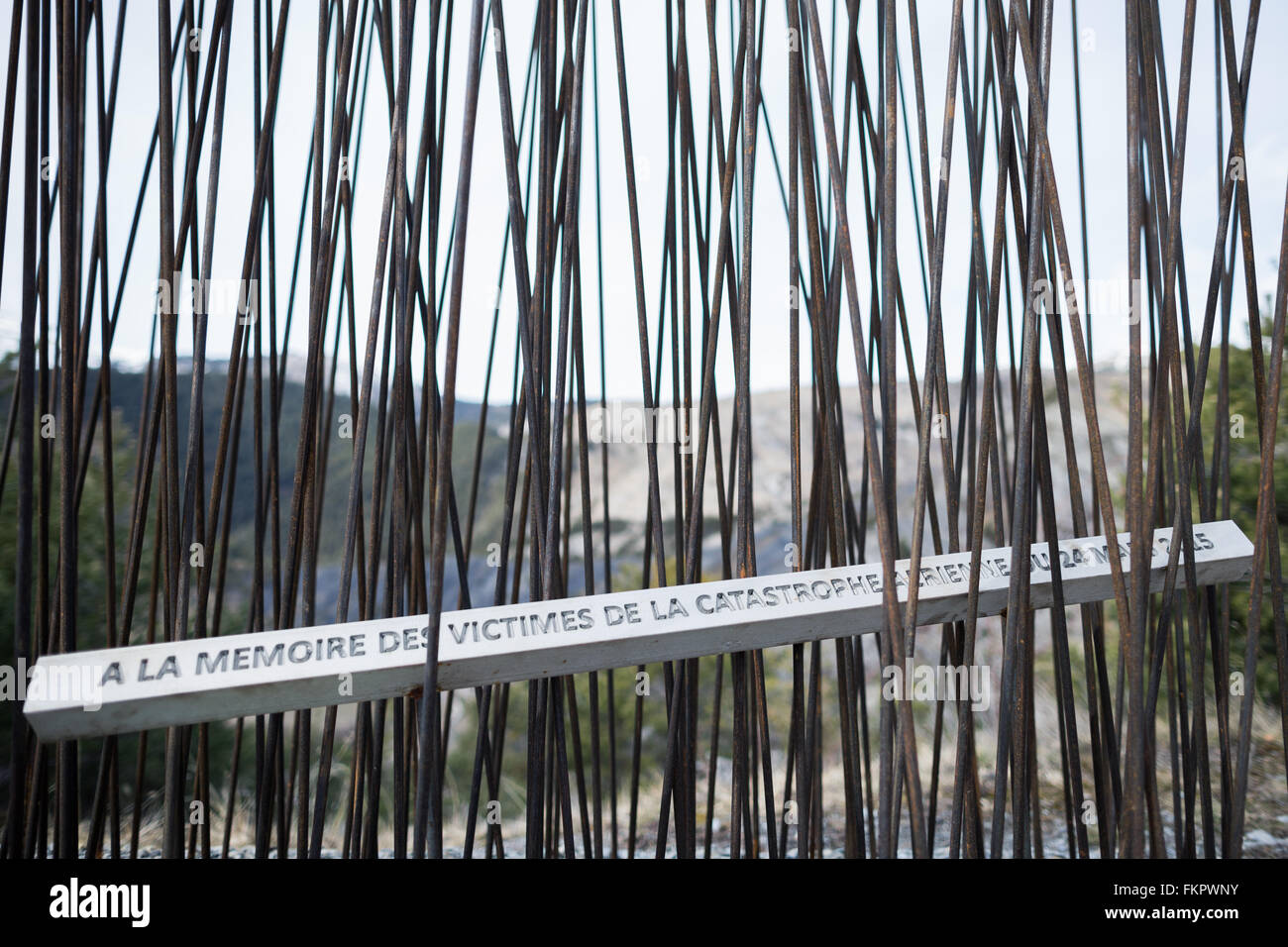 Una vista del monumento a las víctimas del accidente aéreo del vuelo  Germanwings 4U 9525 cerca del lugar del accidente en Prads-Haute-Bléone,  Francia, 26 de febrero de 2016. El monumento consta de