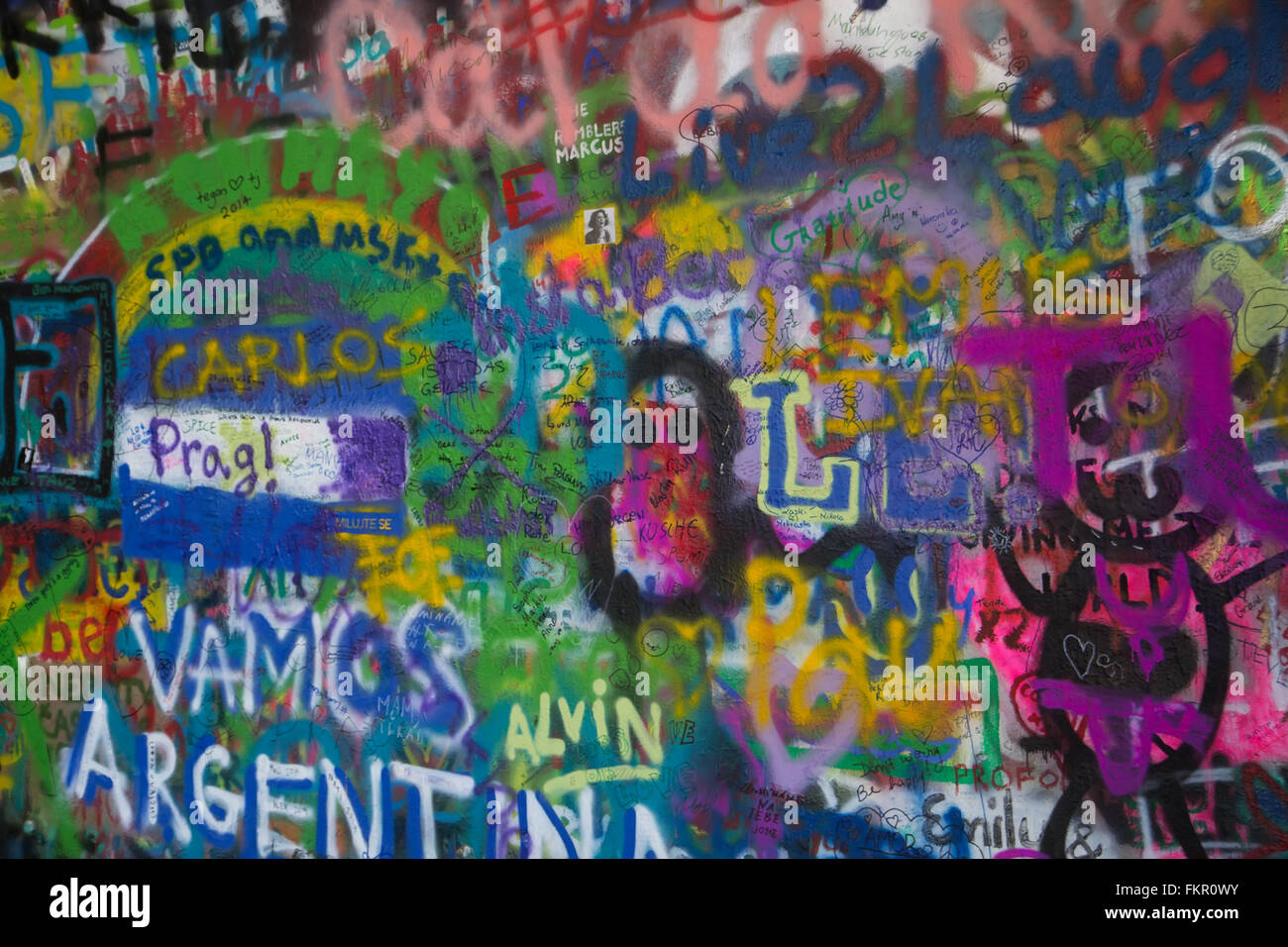 Acercamiento del muro John Lennon desde la década de los ochenta se llena con John Lennon y piezas inspiradas en el graffiti (Praga) Foto de stock