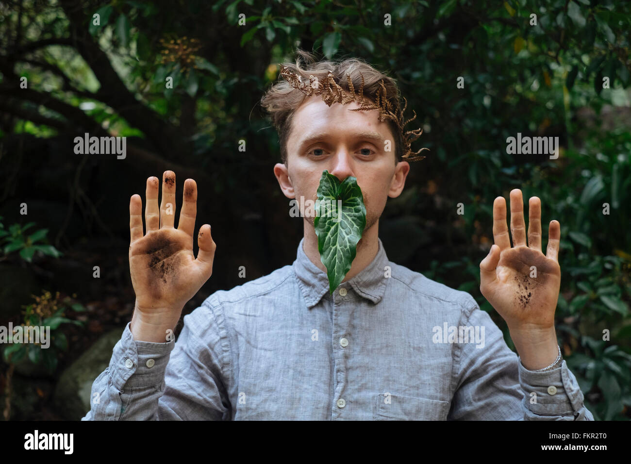 Hombre caucásico con las manos sucias y hoja Foto de stock
