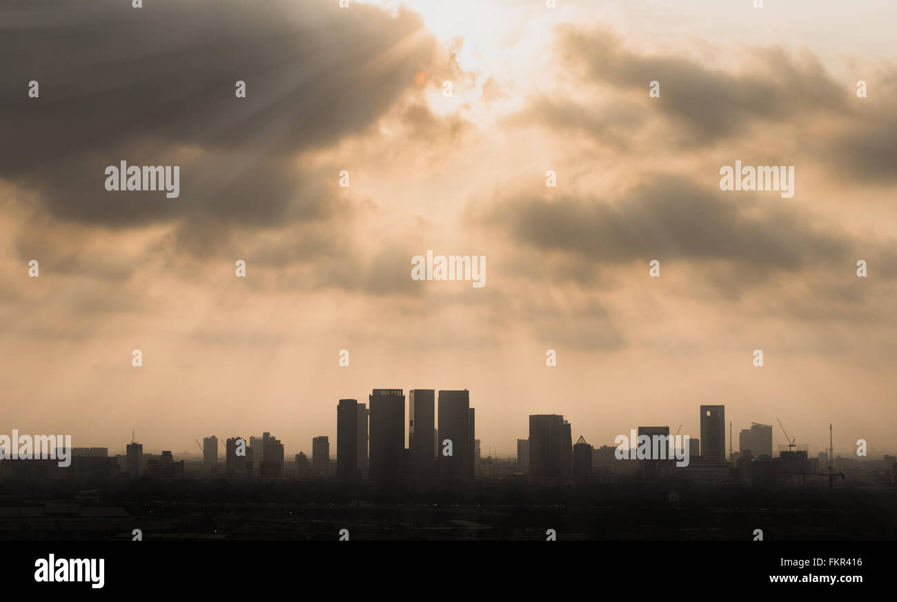 Siluetas de la ciudad de Bangkok (Tailandia) con sun ray en la mañana Foto de stock