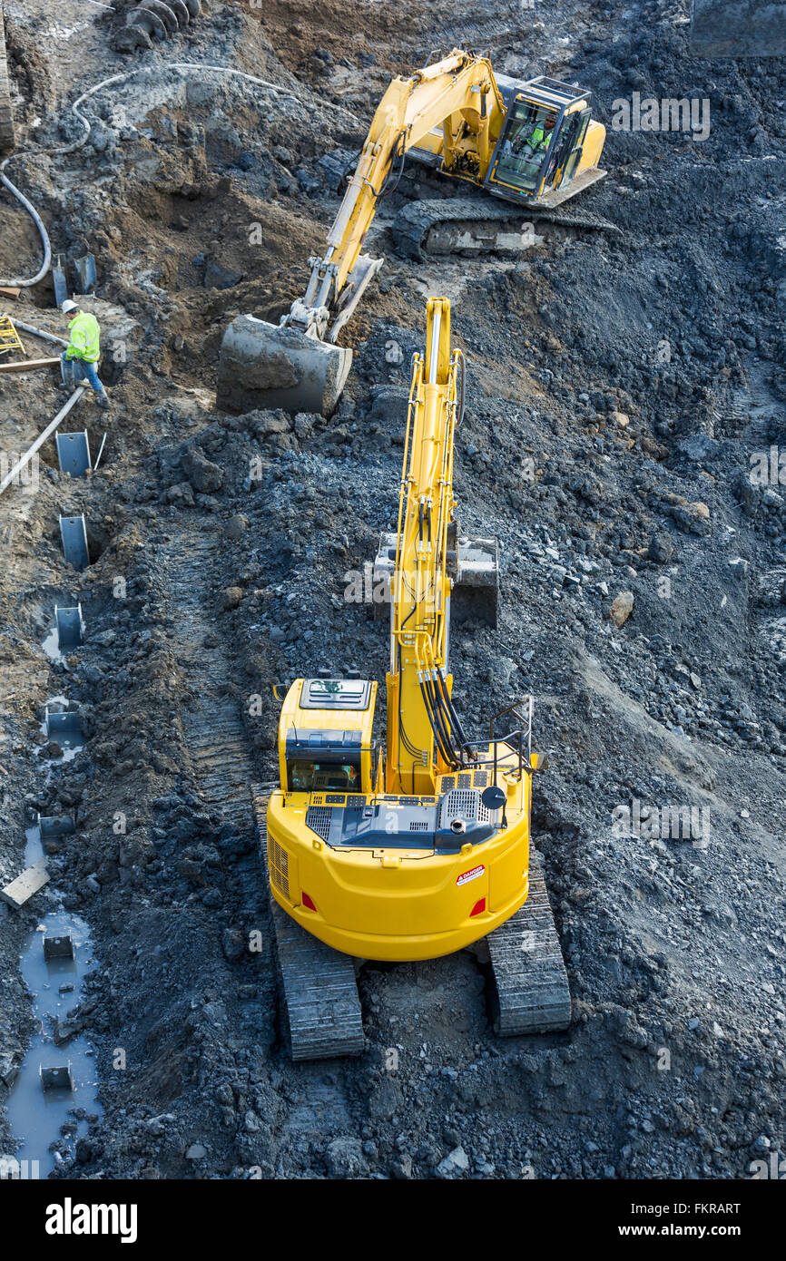 Excavadoras en sitio en construcción Foto de stock