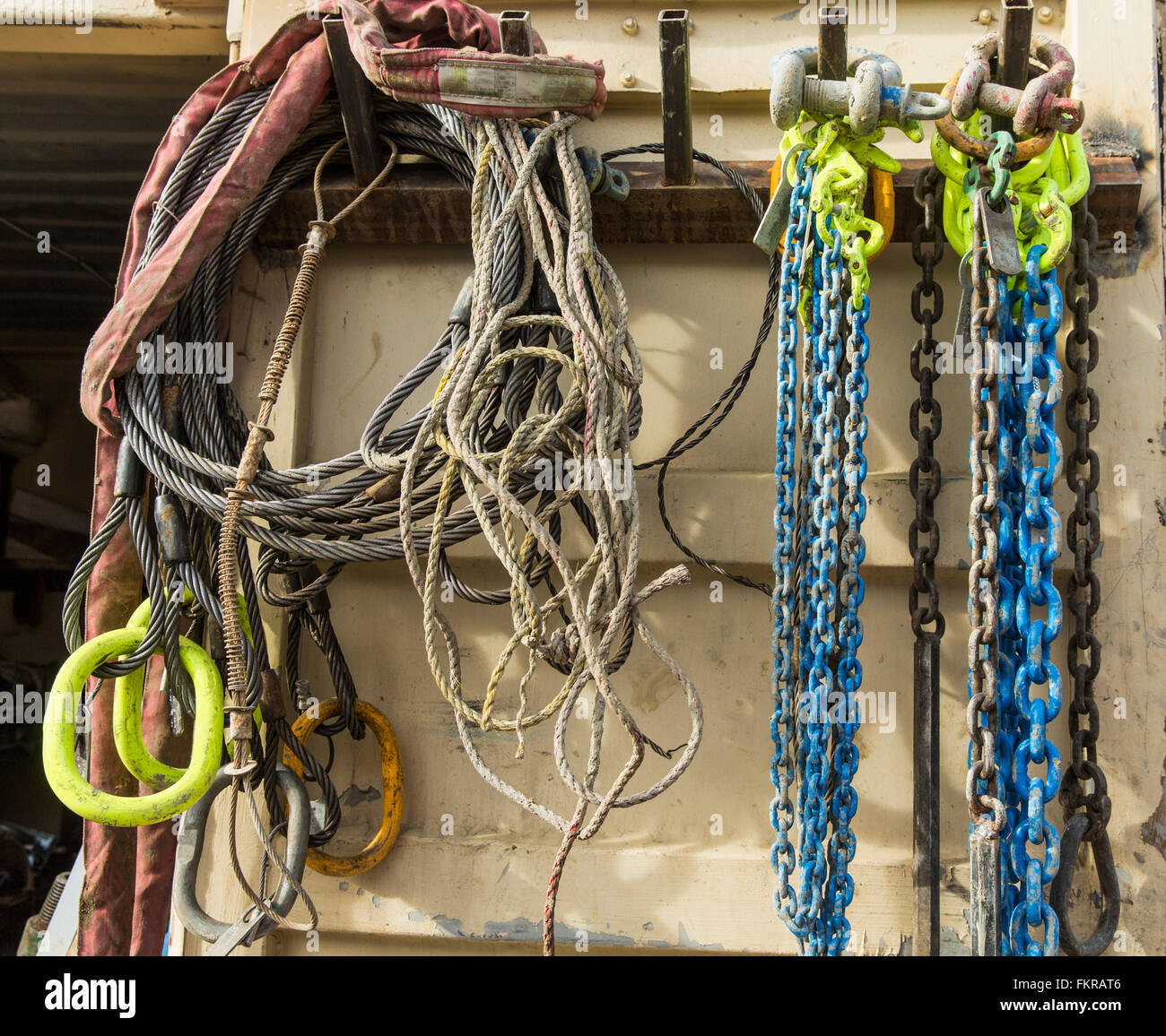 Cadenas y cables colgando de ganchos Foto de stock