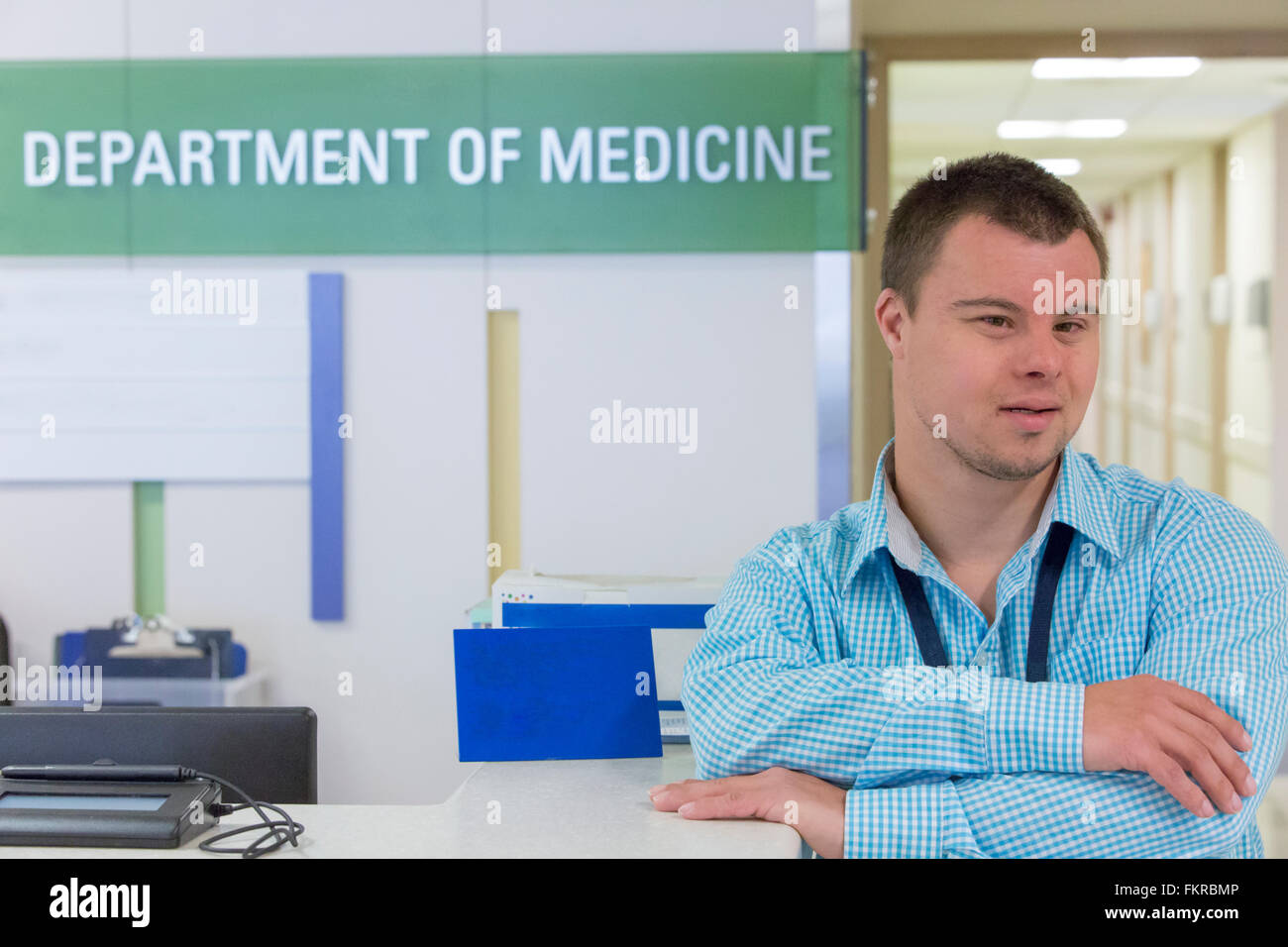 Hombre caucásico con síndrome de Down que trabajan en el hospital Foto de stock