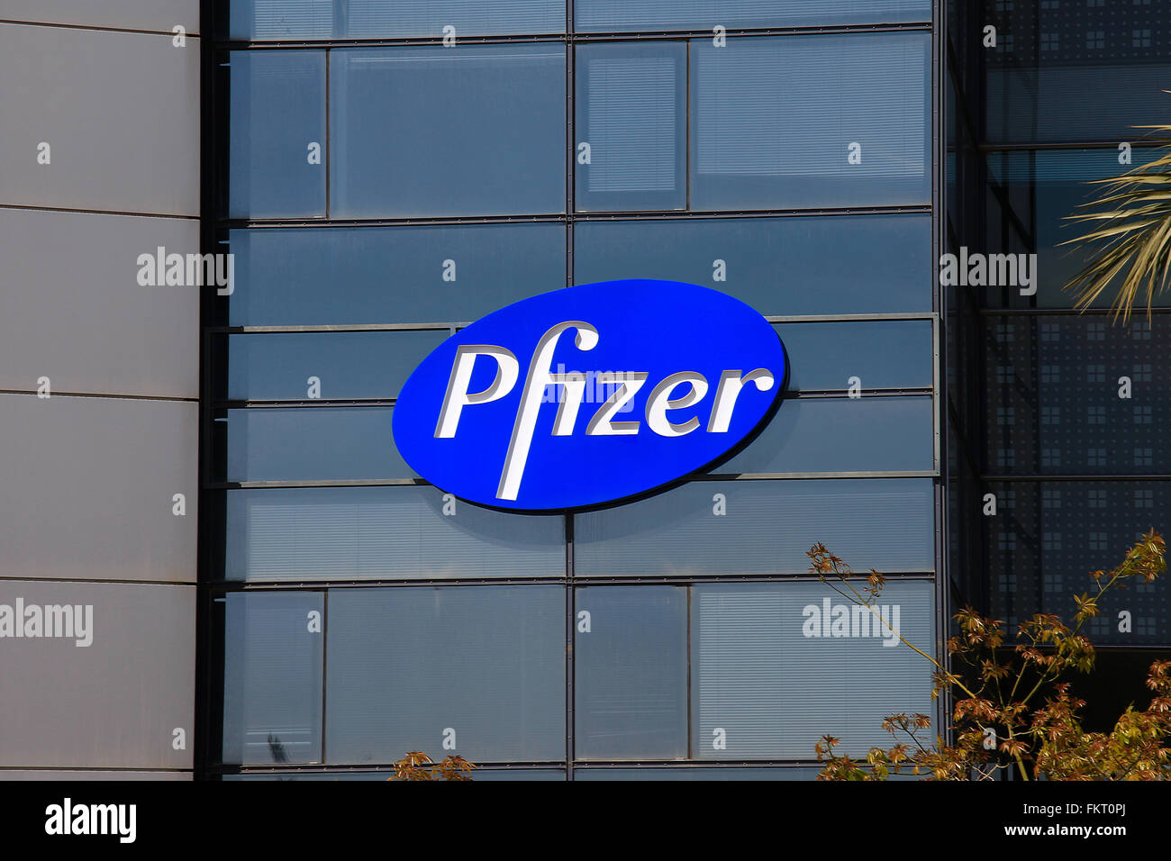 Pfizer logotipo en un edificio. Pfizer desarrolla y produce medicamentos y vacunas para una amplia gama de disciplinas médicas Foto de stock