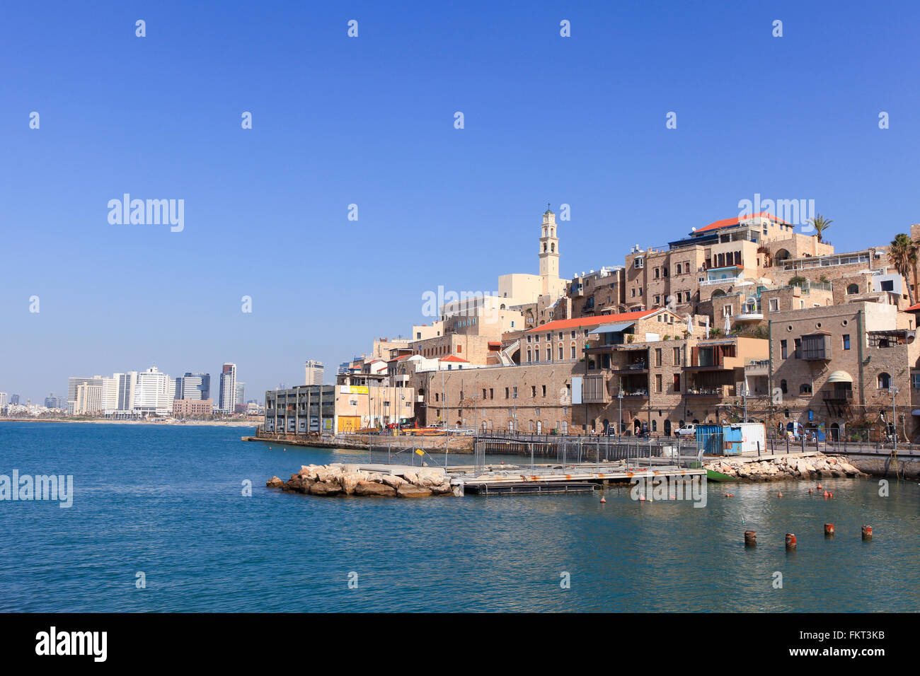 El antiguo puerto de Jaffa, en Tel Aviv, la línea del horizonte en el fondo Foto de stock