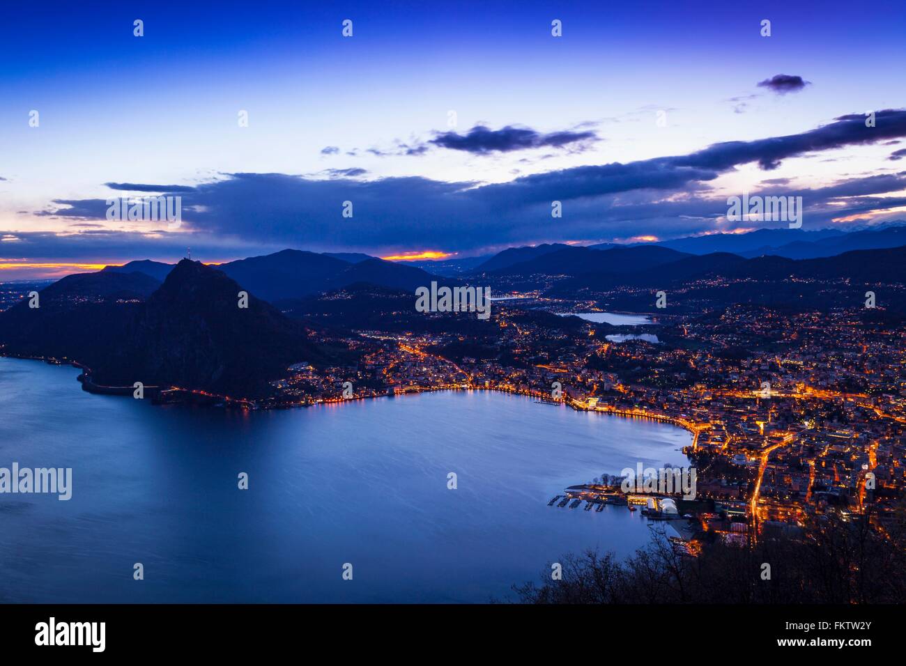 Un alto ángulo de vista del Lago Lugano al anochecer, Suiza Foto de stock